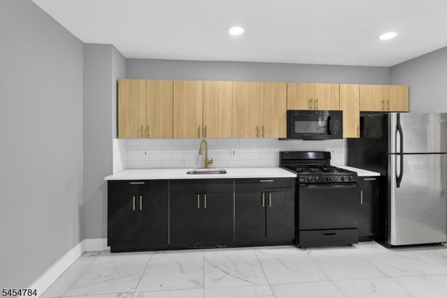 529 S Clinton St, East Orange City, NJ 07018