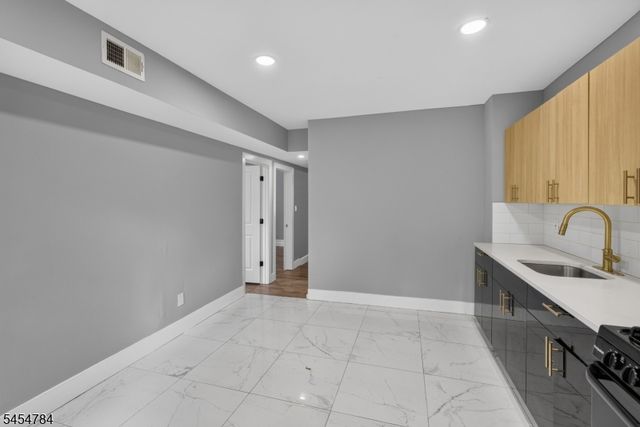 529 S Clinton St, East Orange City, NJ 07018