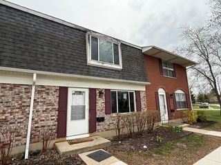 1303 Tinnerella Avenue 1301, Streamwood, IL 60107