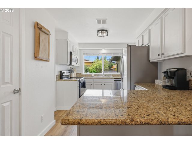 12311 BLUE RIDGE Dr, Oregon City, OR 97045