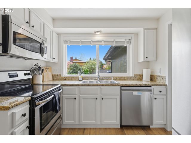 12311 BLUE RIDGE Dr, Oregon City, OR 97045