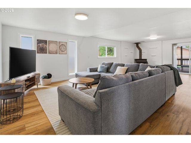 12311 BLUE RIDGE Dr, Oregon City, OR 97045