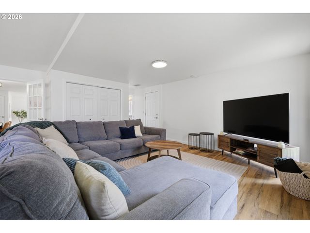 12311 BLUE RIDGE Dr, Oregon City, OR 97045