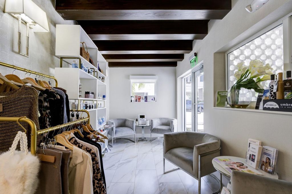 Image 12 of property listing at 249 Peruvian Avenue 1811, Palm Beach, FL 33480