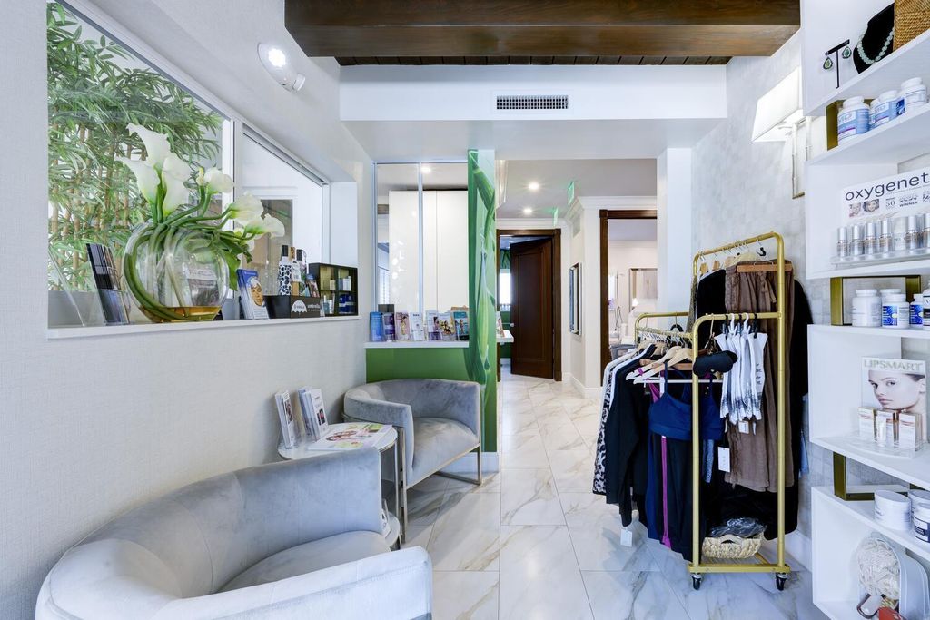 Image 3 of property listing at 249 Peruvian Avenue 1811, Palm Beach, FL 33480