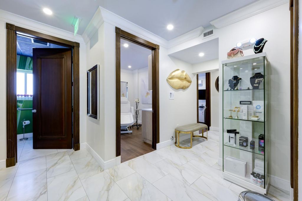 Image 4 of property listing at 249 Peruvian Avenue 1811, Palm Beach, FL 33480