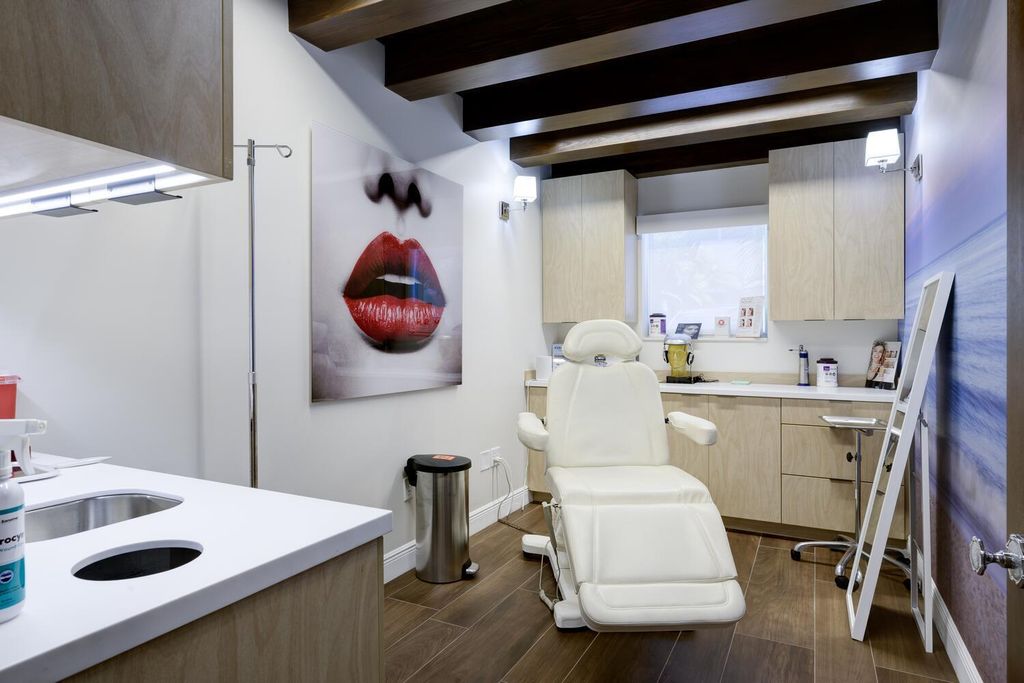 Image 6 of property listing at 249 Peruvian Avenue 1811, Palm Beach, FL 33480