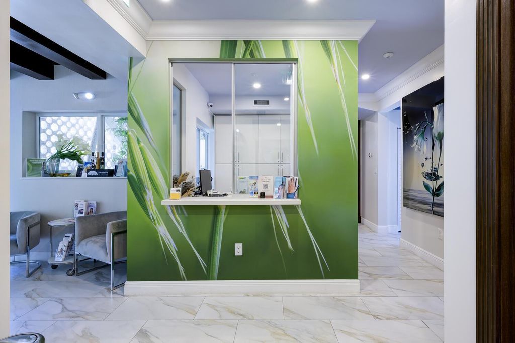 Image 7 of property listing at 249 Peruvian Avenue 1811, Palm Beach, FL 33480