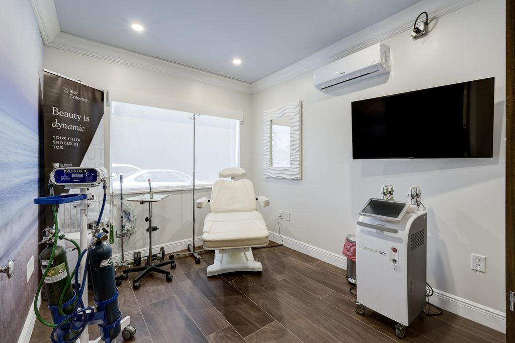 Image 8 of property listing at 249 Peruvian Avenue 1811, Palm Beach, FL 33480