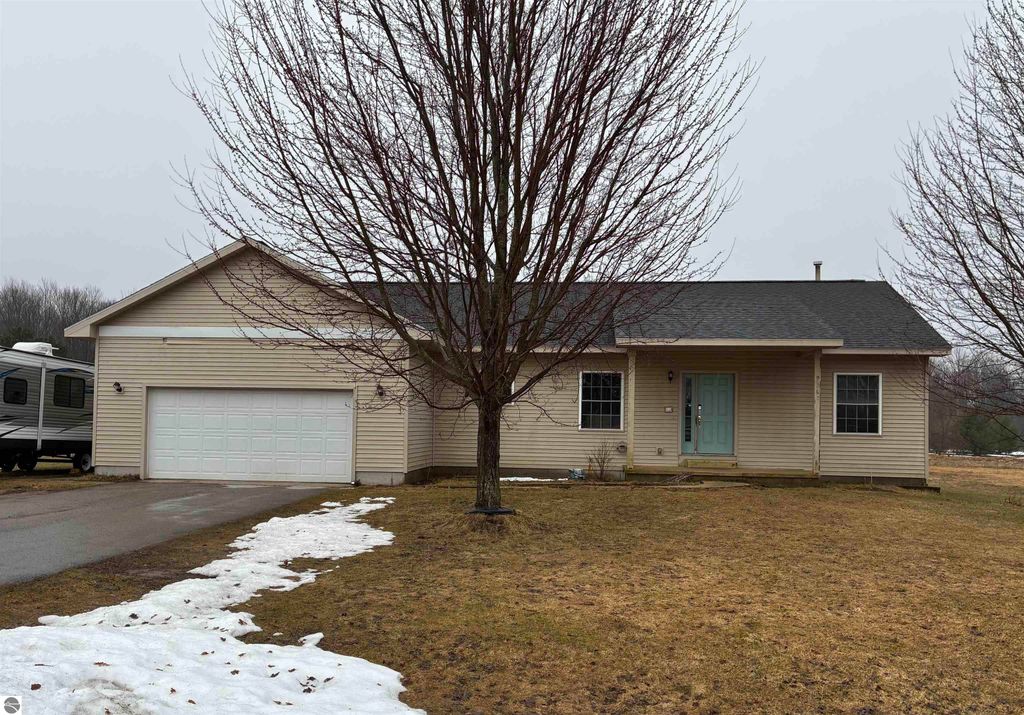 Image 2 of property listing at 9305 Kingsfield Drive, Kingsley, MI 49649