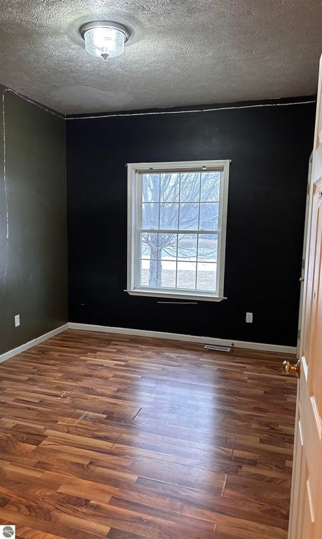 Image 9 of property listing at 9305 Kingsfield Drive, Kingsley, MI 49649