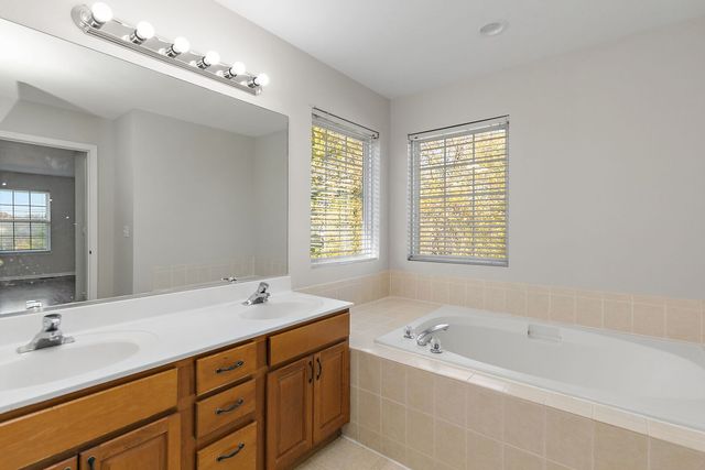 54 Meadows Drive, Gilberts, IL 60136