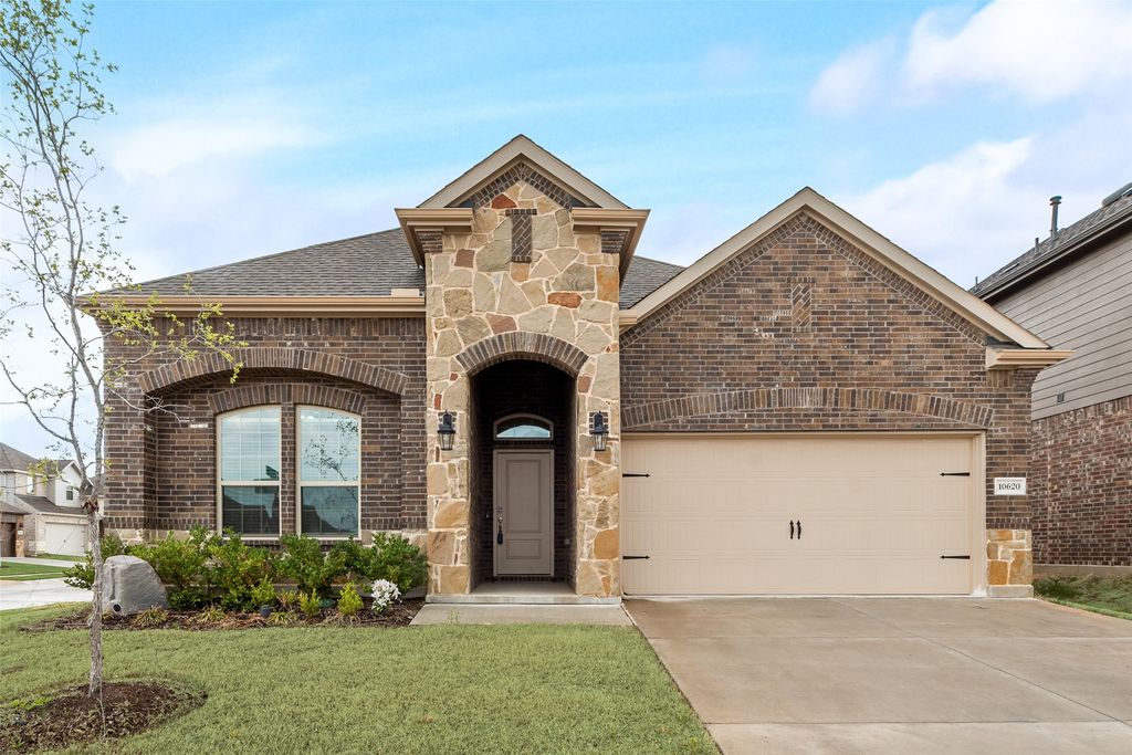 10620 Breezeway Drive, Aubrey, TX 76227