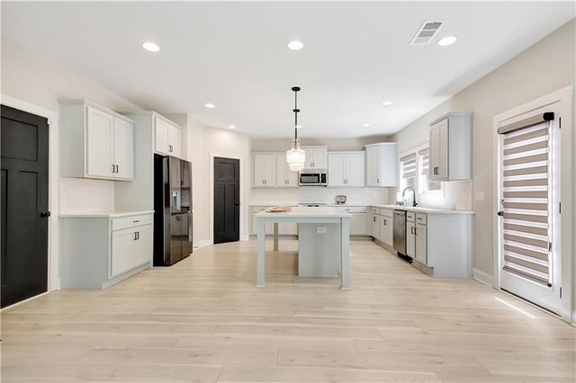 24 Deer Creek Court, Moreland, GA 30259