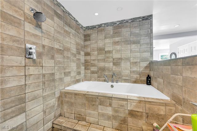 2135 Pine Ridge Drive, Wickliffe, OH 44092