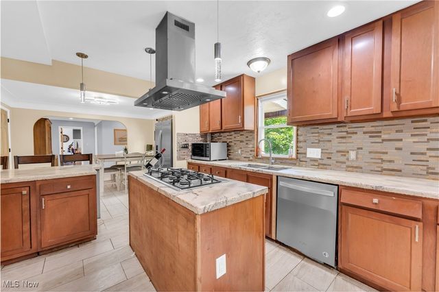 2135 Pine Ridge Drive, Wickliffe, OH 44092