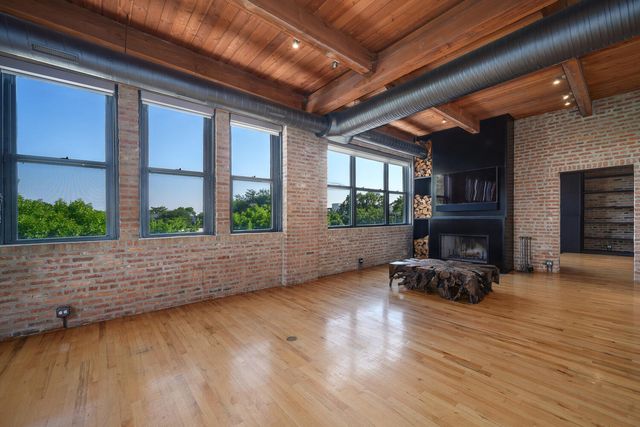 2250 W OHIO Street 301, Chicago, IL 60612