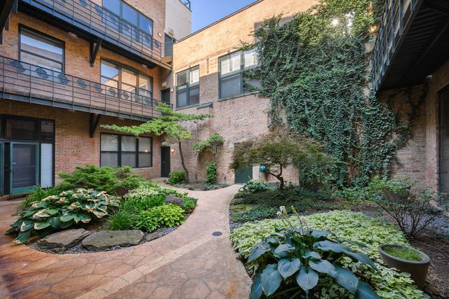 2250 W OHIO Street 301, Chicago, IL 60612