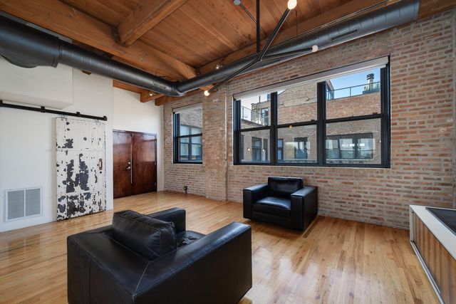 2250 W OHIO Street 301, Chicago, IL 60612