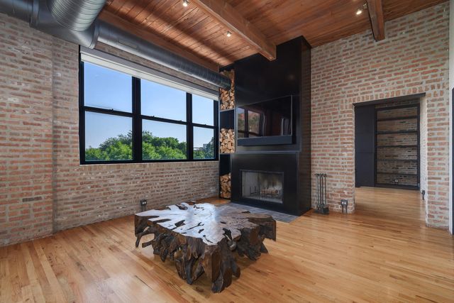 2250 W OHIO Street 301, Chicago, IL 60612