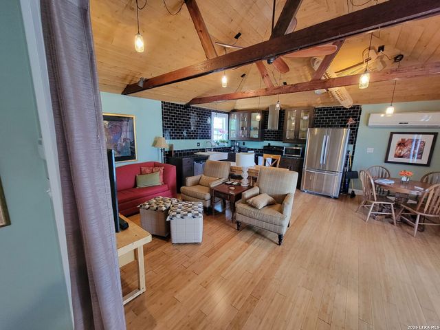 3221 N flores, San Antonio, TX 78212