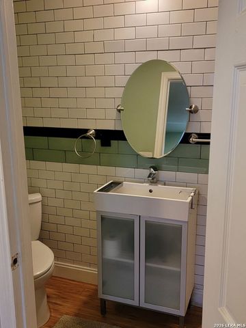 3221 N flores, San Antonio, TX 78212