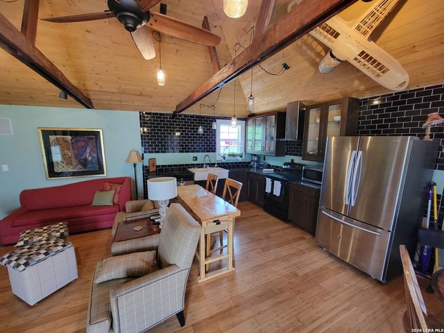 3221 N flores, San Antonio, TX 78212