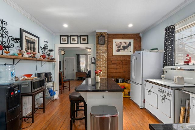 3221 N flores, San Antonio, TX 78212