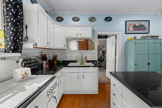 3221 N flores, San Antonio, TX 78212