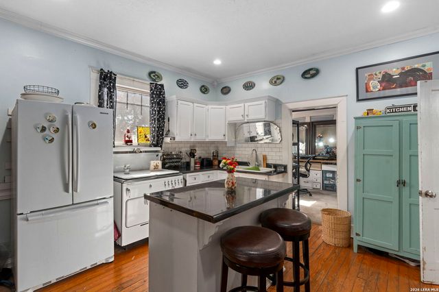 3221 N flores, San Antonio, TX 78212