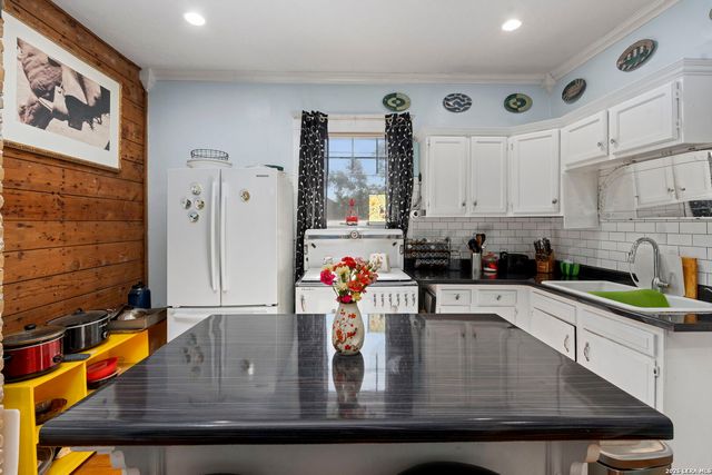 3221 N flores, San Antonio, TX 78212