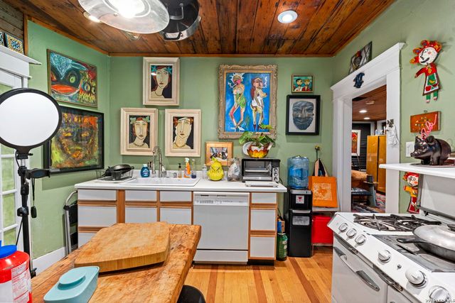 3221 N flores, San Antonio, TX 78212