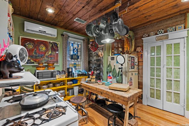 3221 N flores, San Antonio, TX 78212