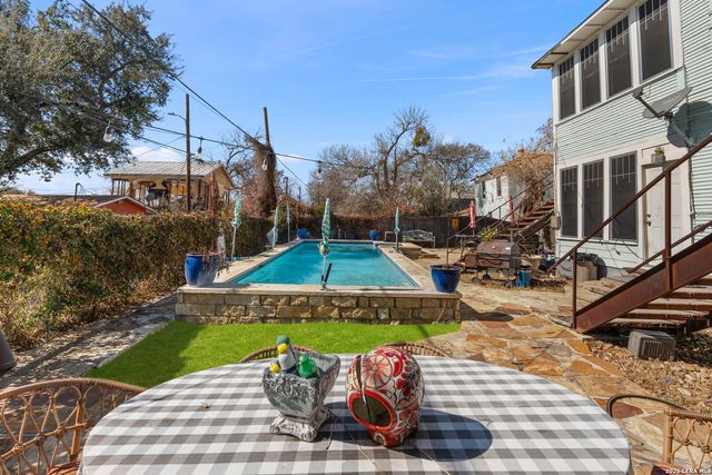 3221 N flores, San Antonio, TX 78212