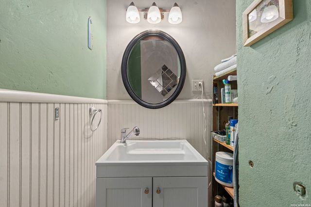 3221 N flores, San Antonio, TX 78212