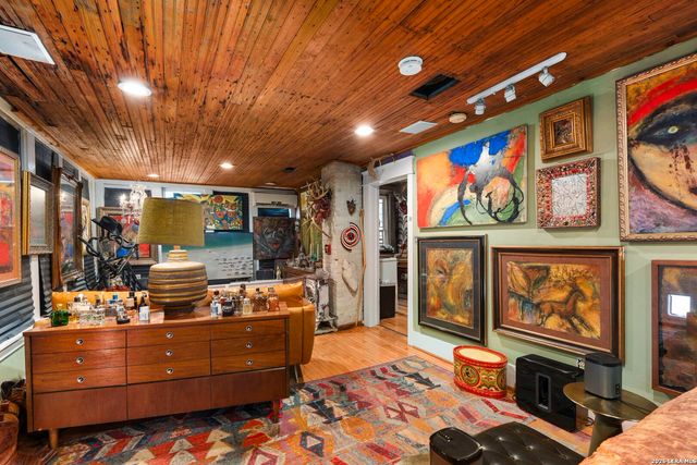 3221 N flores, San Antonio, TX 78212