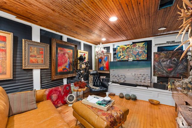 3221 N flores, San Antonio, TX 78212