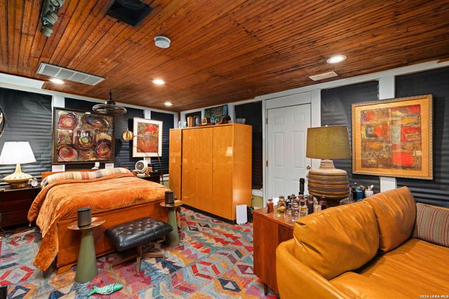 3221 N flores, San Antonio, TX 78212