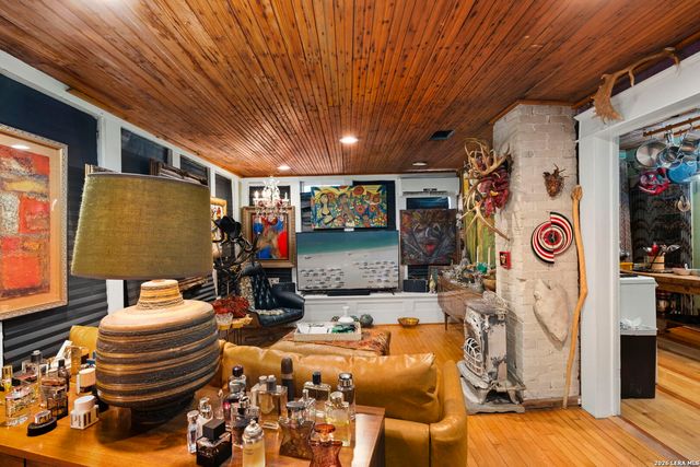 3221 N flores, San Antonio, TX 78212