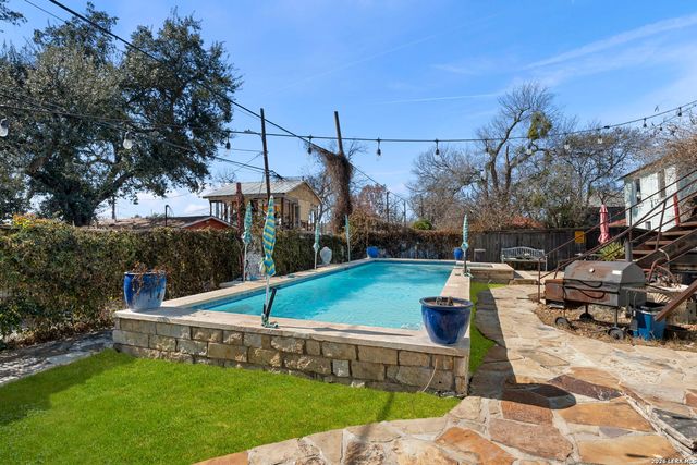 3221 N flores, San Antonio, TX 78212