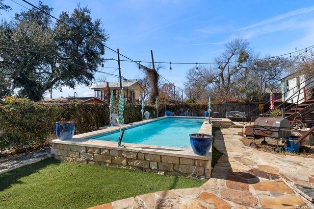 3221 N flores, San Antonio, TX 78212