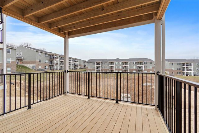 562 Foxhill Drive, 12-202, Crescent Springs, KY 41017