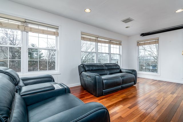 160 Suburban Parkway, Warwick, RI 02889