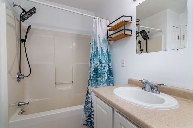 160 Suburban Parkway, Warwick, RI 02889