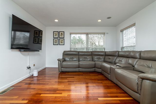 160 Suburban Parkway, Warwick, RI 02889