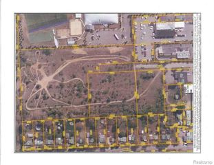 1 Balian Dr, Waterford, MI 48327