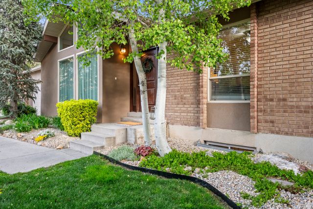 9722 S BUTTONWOOD CIR, Sandy, UT 84092