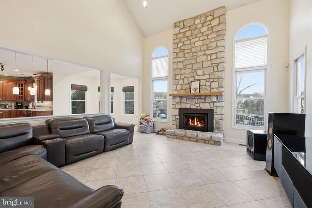 4 SUNRISE DR, Doylestown, PA 18901