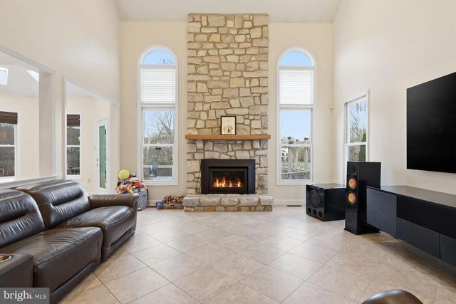 4 SUNRISE DR, Doylestown, PA 18901