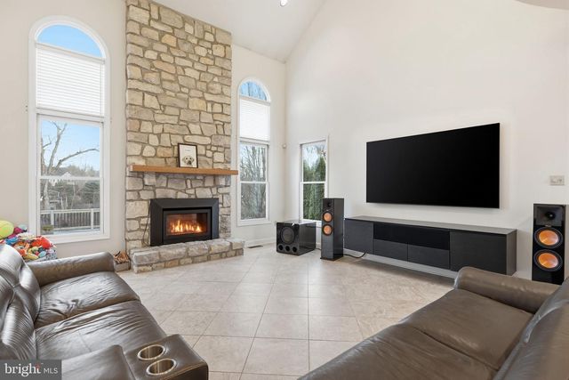 4 SUNRISE DR, Doylestown, PA 18901